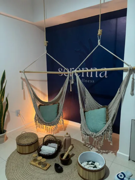 Sala de relaxamento do Serenna Spa com redes de macramê e iluminação suave